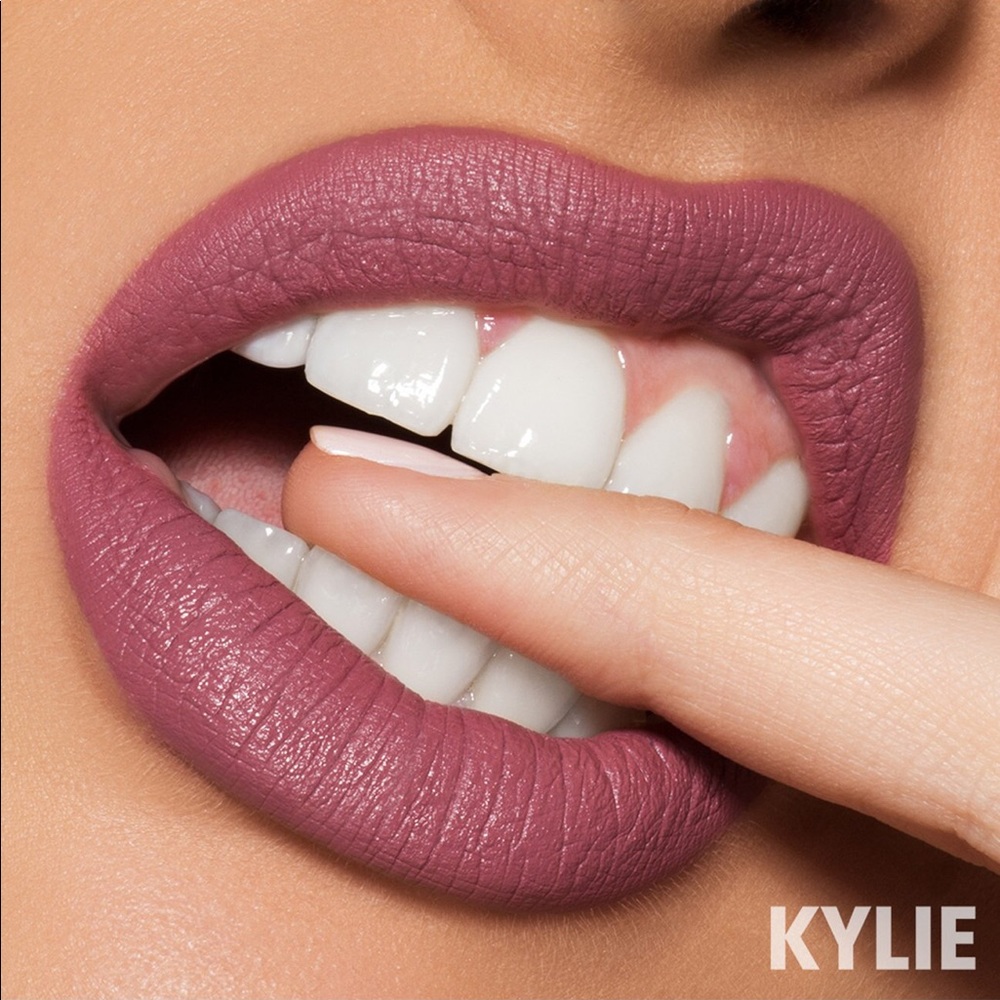 KYLIE JENNER VELVET LIPSTICK